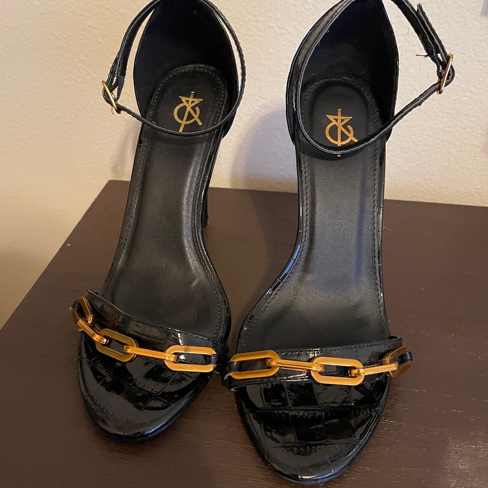 Black heeled sandals with chain front